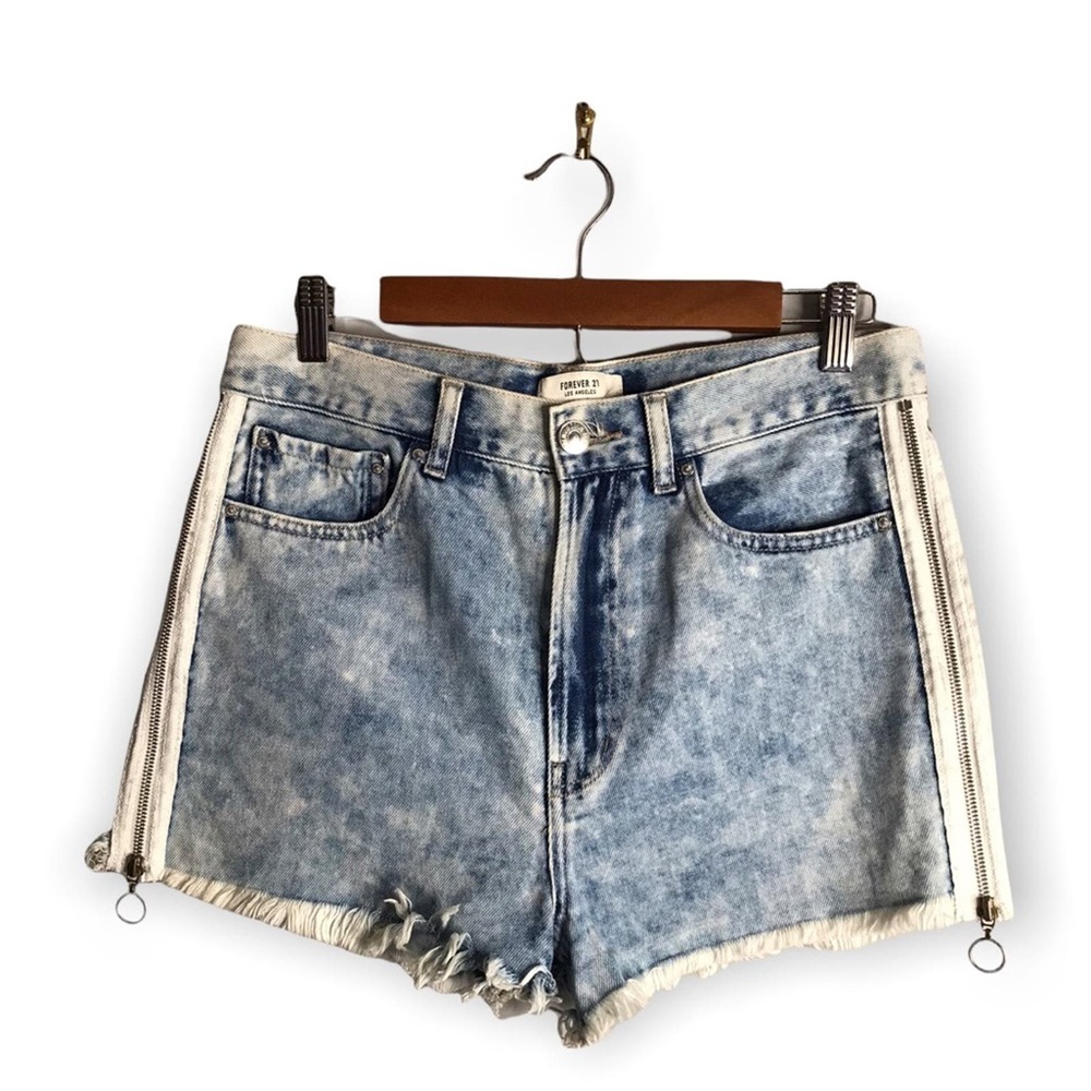 Forever 21 | High Rise Acid Wash Jean Shorts Side Stripe w/ Zip detailing •